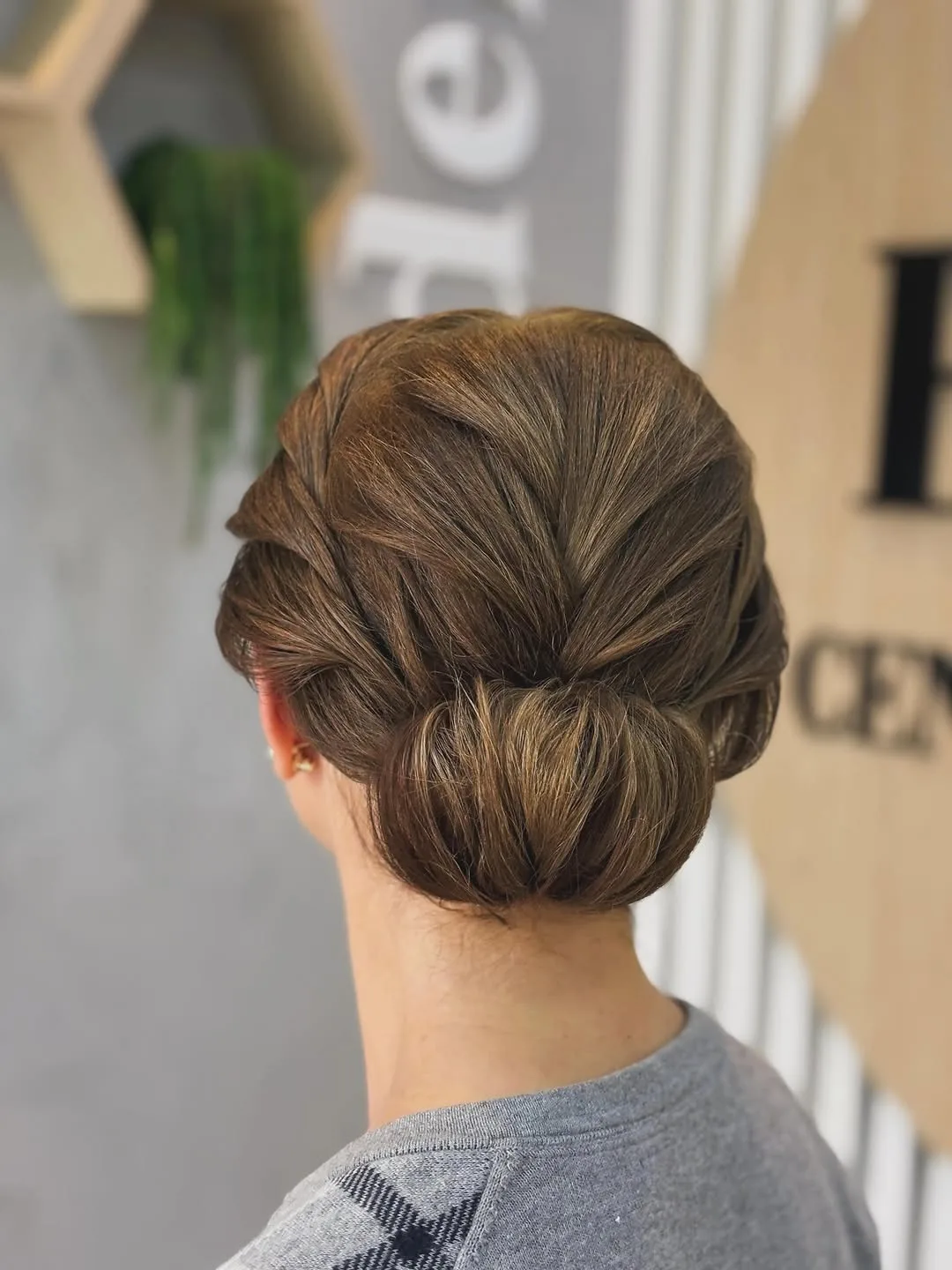 Penteado coque baixo feito no Fiori