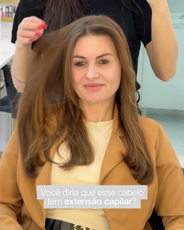 Aplicação de extensão capilar no salão